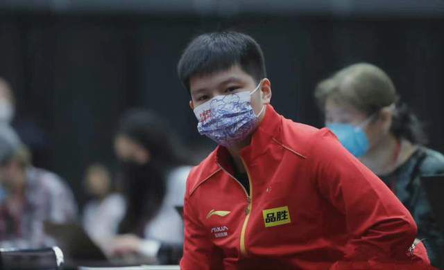 继续混社会？自己还能提得起刀吗？到时候不被仇家砍死，怕是都已经烧高香了吧？叶辰这时候蹲下身来，看着何华强，冷声道：你还有两条腿、两只脚，所以，如果你接下来再不好好回答我的问题，我再送你十二响。